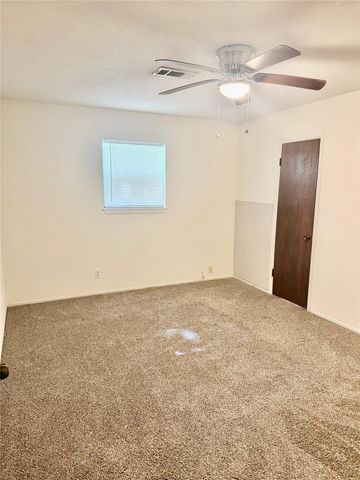 501 E Oak Street, Highlands, TX 77562