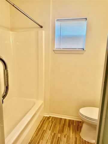 501 E Oak Street, Highlands, TX 77562