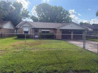 501 E Oak Street, Highlands, TX 77562