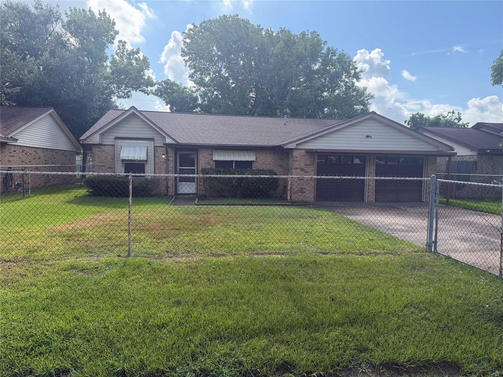501 E Oak Street, Highlands, TX 77562