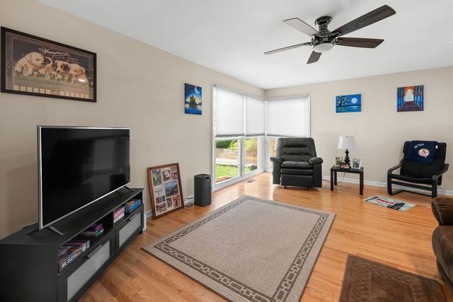 1015 S Leslie Lane, Villa Park, IL 60181