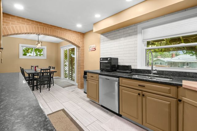 1015 S Leslie Lane, Villa Park, IL 60181