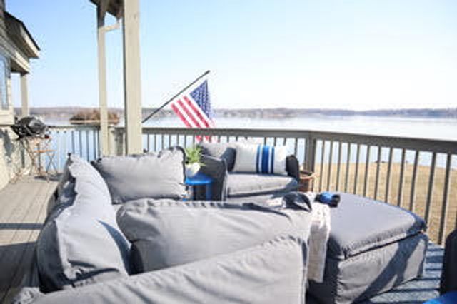 278 Peninsula Point DR, Moneta, VA 24121