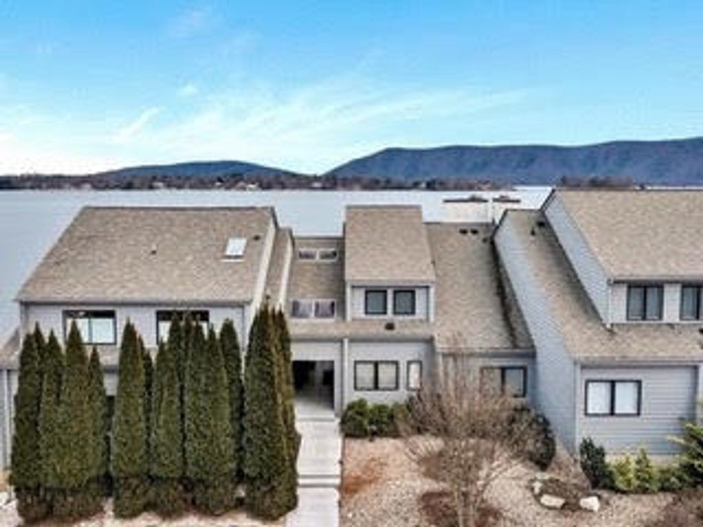 278 Peninsula Point DR, Moneta, VA 24121
