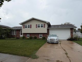 1325 W 75th Place, Merrillville, IN 46410