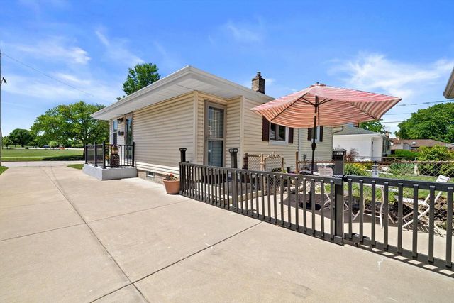 8219 26th AVENUE, Kenosha, WI 53143