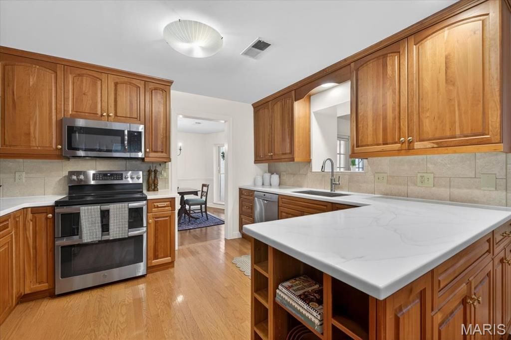Image 13 of property listing at 430 Cannonbury Drive, St Louis, MO 63119