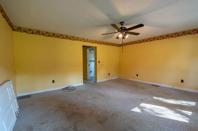 2010 W Gaines St, Lawrenceburg, TN 38464