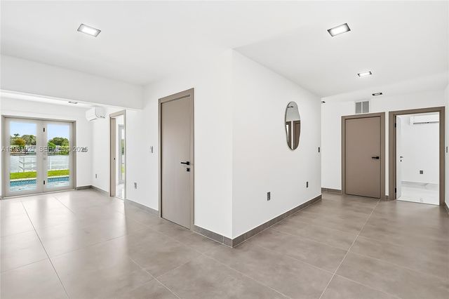 251 SW 9th Ave, Hallandale Beach, FL 33009