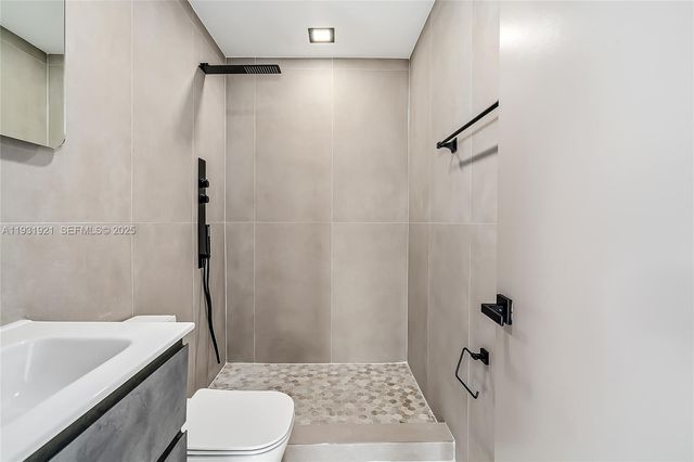 251 SW 9th Ave, Hallandale Beach, FL 33009