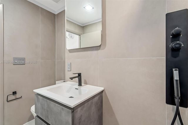 251 SW 9th Ave, Hallandale Beach, FL 33009