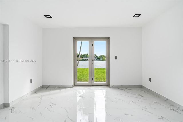 251 SW 9th Ave, Hallandale Beach, FL 33009