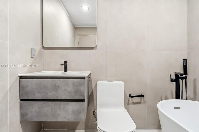 251 SW 9th Ave, Hallandale Beach, FL 33009