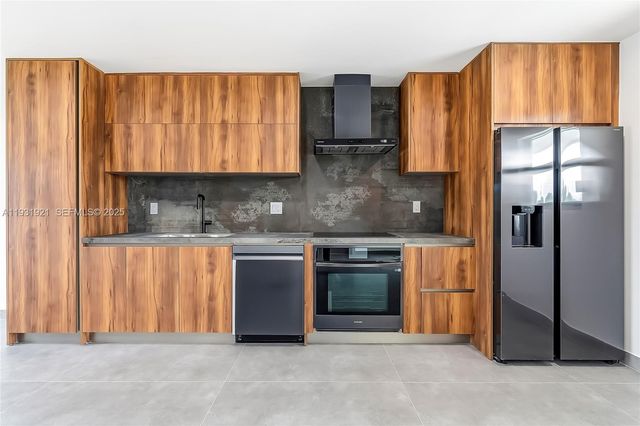 251 SW 9th Ave, Hallandale Beach, FL 33009