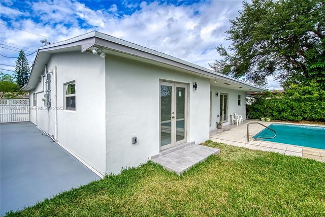 251 SW 9th Ave, Hallandale Beach, FL 33009