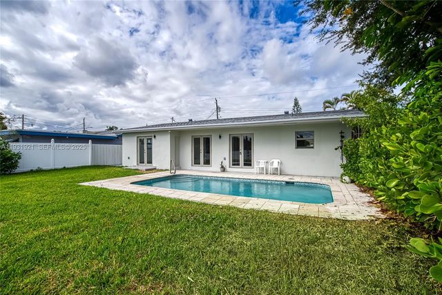 251 SW 9th Ave, Hallandale Beach, FL 33009