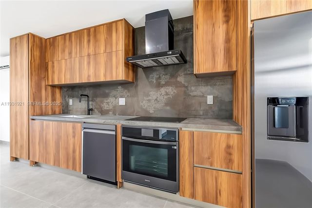 251 SW 9th Ave, Hallandale Beach, FL 33009