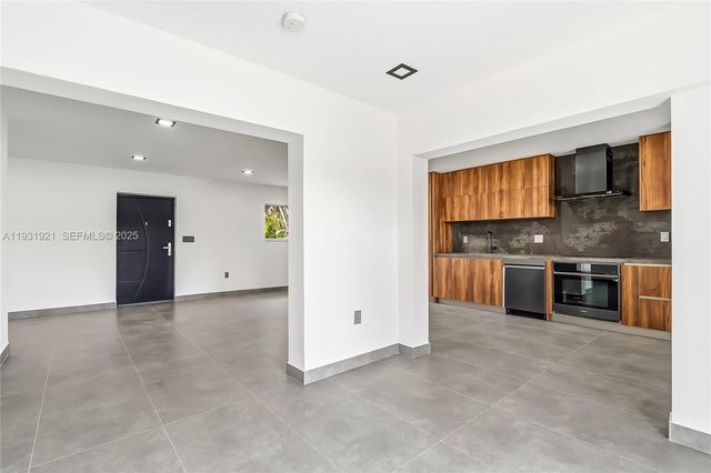 251 SW 9th Ave, Hallandale Beach, FL 33009