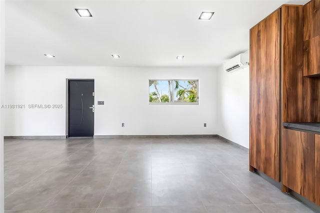 251 SW 9th Ave, Hallandale Beach, FL 33009