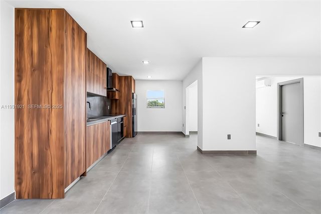 251 SW 9th Ave, Hallandale Beach, FL 33009