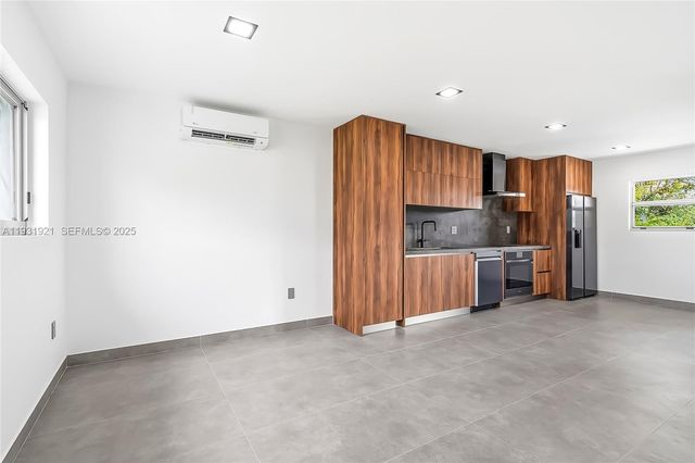 251 SW 9th Ave, Hallandale Beach, FL 33009