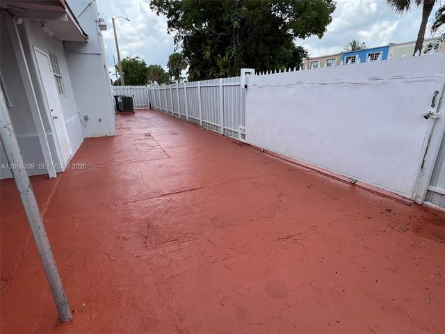 1820 W 72nd Pl, Hialeah, FL 33014