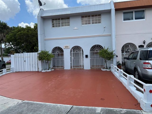 1820 W 72nd Pl, Hialeah, FL 33014