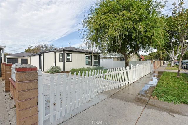 122 N Bewley Street, Santa Ana, CA 92703