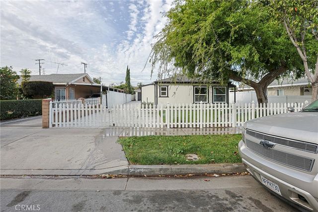 122 N Bewley Street, Santa Ana, CA 92703