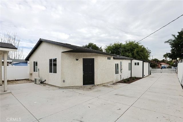 122 N Bewley Street, Santa Ana, CA 92703