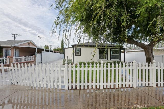 122 N Bewley Street, Santa Ana, CA 92703