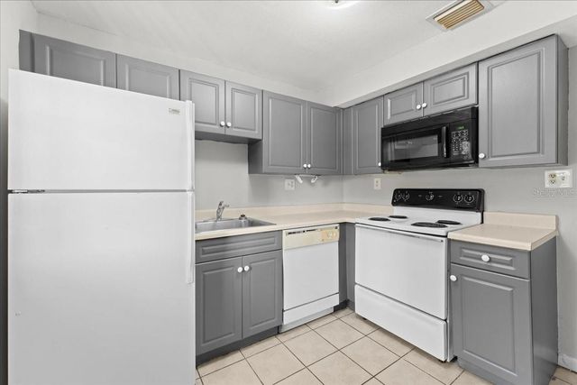 12407 OAK CEDAR PLACE 202, Tampa, FL 33612