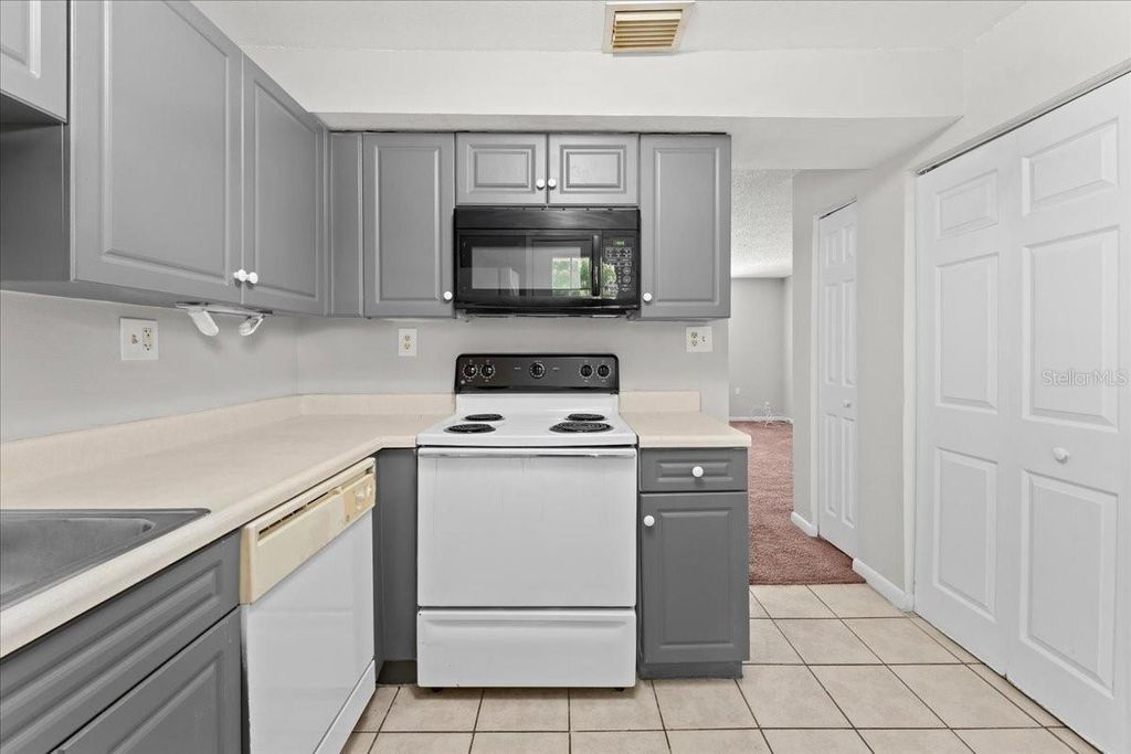 Image 9 of property listing at 12407 OAK CEDAR PLACE 202, Tampa, FL 33612