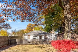 533 E Milton Avenue, Hazel Park, MI 48030