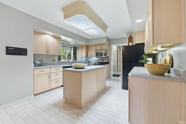 2705 Riveroak Drive, Fort Wayne, IN 46825