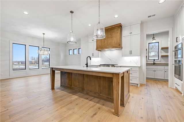 16046 S Twilight Lane, Olathe, KS 66062