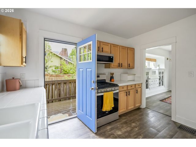 1004 Ne 31ST Ave, Portland, OR 97232