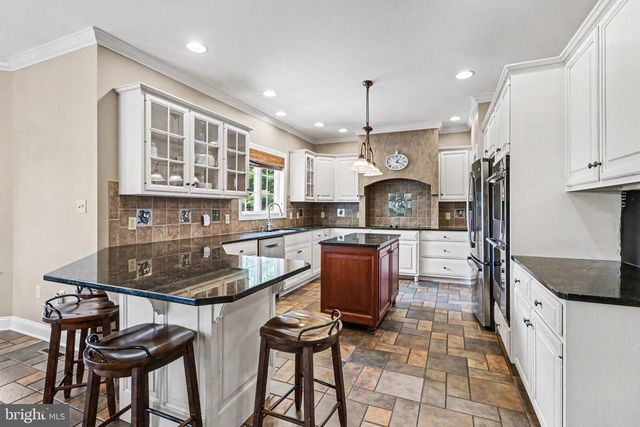 2312 FOREST LN, Harrisburg, PA 17112