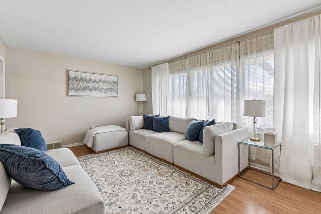 3708 W Old Shakopee Road, Bloomington, MN 55431