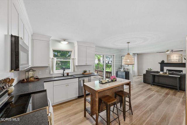 8342 Country Brook Drive, Holland, OH 43528