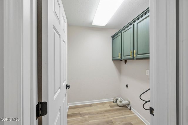 8342 Country Brook Drive, Holland, OH 43528