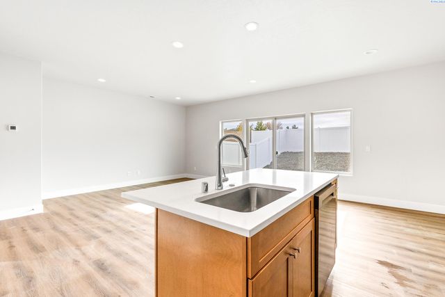 7461 Grapevine Ct, West Richland, WA 99353