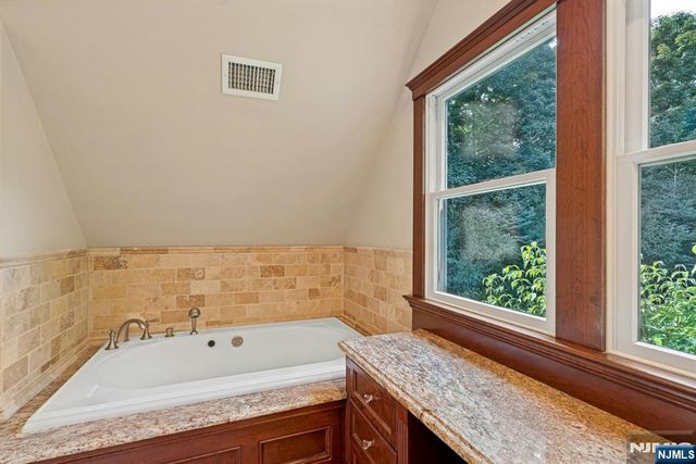 85 Vanderbeck Lane, Mahwah, NJ 07430