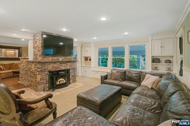 85 Vanderbeck Lane, Mahwah, NJ 07430