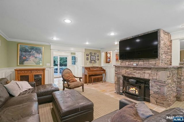 85 Vanderbeck Lane, Mahwah, NJ 07430
