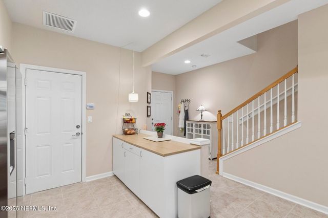6975 ROUNDLEAF Drive, Jacksonville, FL 32258