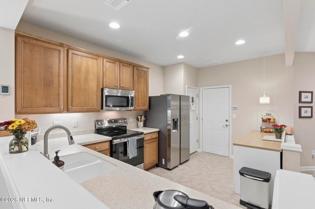 6975 ROUNDLEAF Drive, Jacksonville, FL 32258