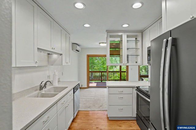 2465 Crestview Dr S, Salem, OR 97302