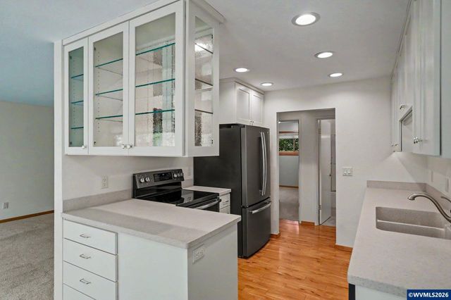 2465 Crestview Dr S, Salem, OR 97302