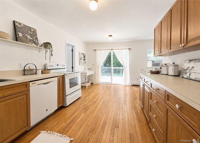 34 Barrett Avenue, Bayport, NY 11705